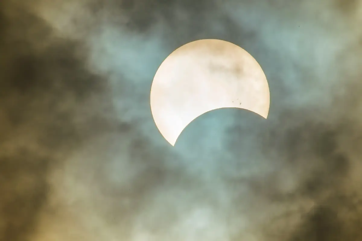 Eclipse con nubes