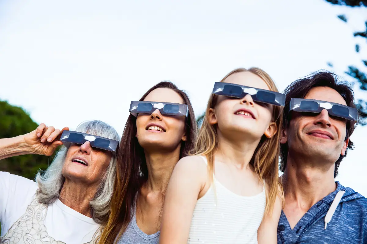 Familia viendo el eclipse